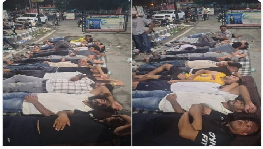 उत्तराखंड : पेपर लीक से युवाओं में आक्रोश, परेड ग्राउंड के बाहर सड़क पर डटे बेरोजगार