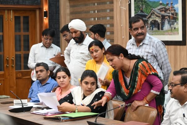 डीएम सविन बंसल के निर्देश पर क्लेक्ट्रेट में सोमवार को लगा जनता दरबार, सुनी 125 लोगों की समस्याएं