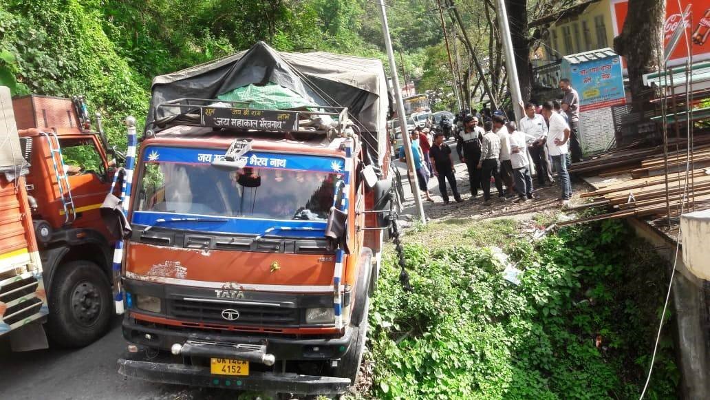 हाइवे पर ट्रक का टायर सड़क से बाहर, लगा जाम