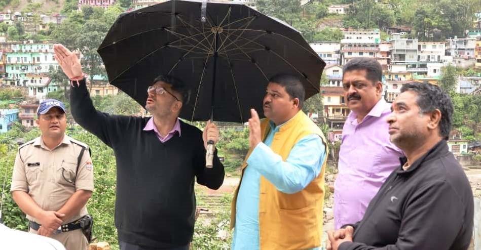 डीएम संदीप तिवारी ने कर्णप्रयाग के आपदा प्रभावित क्षेत्र का लिया जायजा, दिए निर्देश