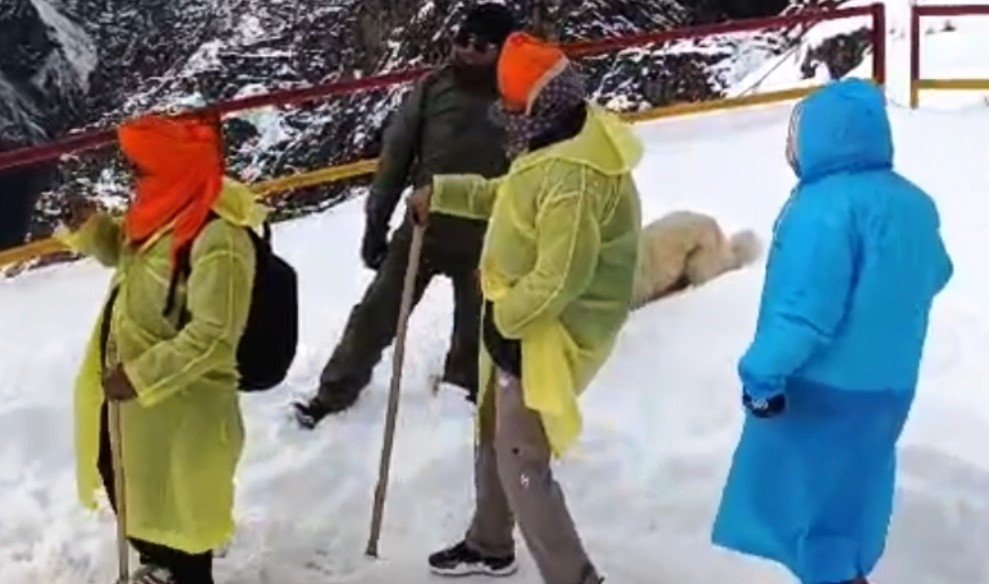 तीर्थ यात्रियों की बर्फीले रास्ते में मददगार बनी पुलिस