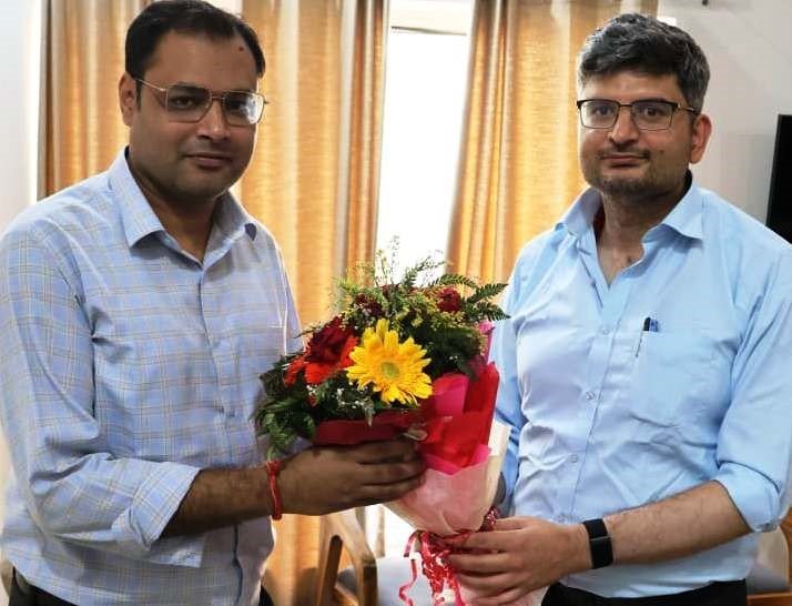 नव नियुक्त डीएम गौरव कुमार ने निवर्तमान डीएम संदीप तिवारी से की आपदा के बाद पुनर्निर्माण पर चर्चा