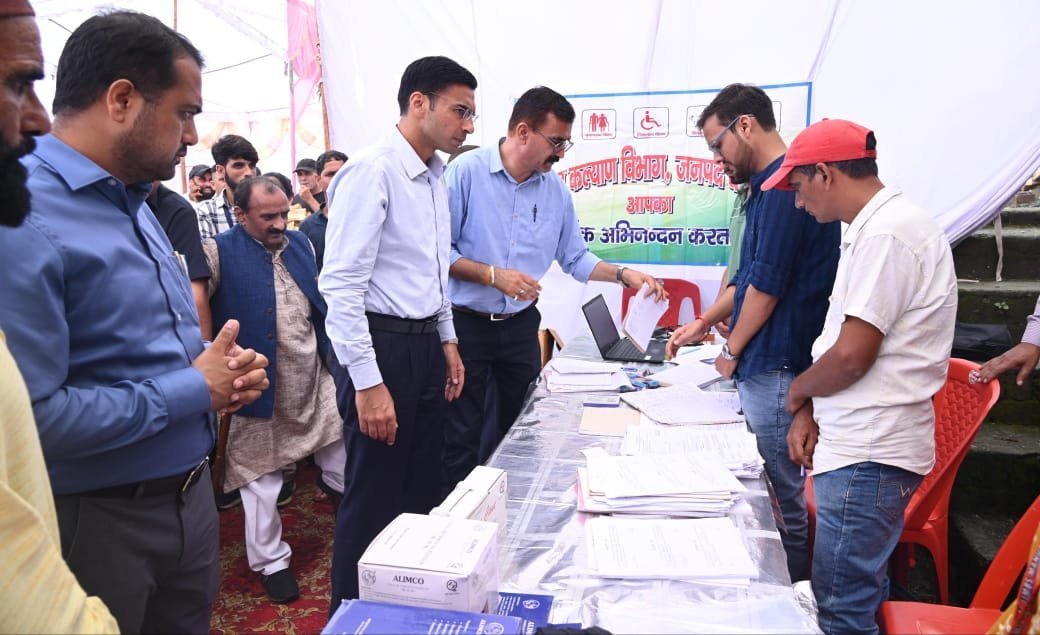 मुख्यमंत्री के ‘दुर्गम प्रथम’ के संकल्प को आगे बढ़ाते डीएम सविन; दूरस्थ क्षेत्र नागथात में बहुउद्देशीय शिविर लगाकर सुनी जन समस्याएं