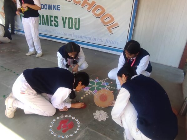 आर्मी पब्लिक स्कूल के विद्यार्थियों द्वारा देश के सैनिकों के लिए बनाए गए दीपावली शुभकामना कार्ड