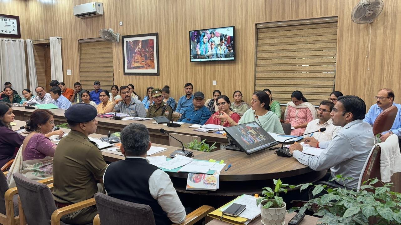 डीएम सविन बंसल ने बालगृहों में निवासरत बच्चों के प्रमाण पत्र और कार्ड बनाने की प्रक्रिया तेज करने के दिए निर्देश