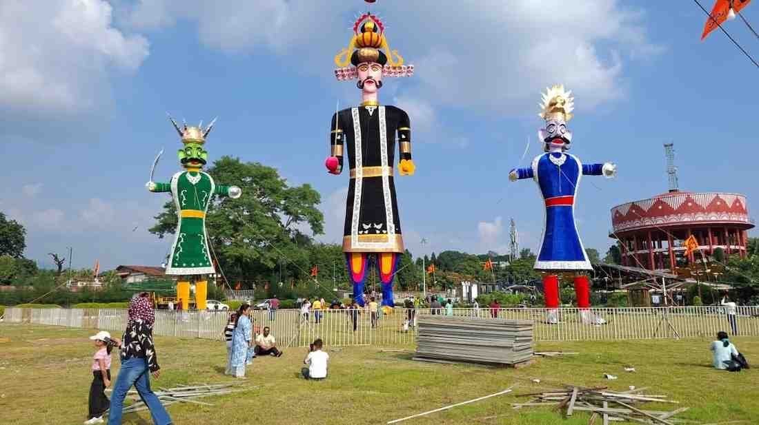 देहरादून में 121 फीट रावण, अल्मोड़ा में सांस्कृतिक रंग