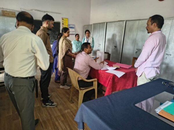 अपर मुख्य निर्वाचन अधिकारी डॉ. विजय कुमार जोगदंडे ने कोटद्वार के मतदान केंद्रों का किया निरीक्षण, वोटर लिस्ट की जांच गंभीरता से करने और बीएलओ को नियमित प्रशिक्षण देने के दिये निर्देश