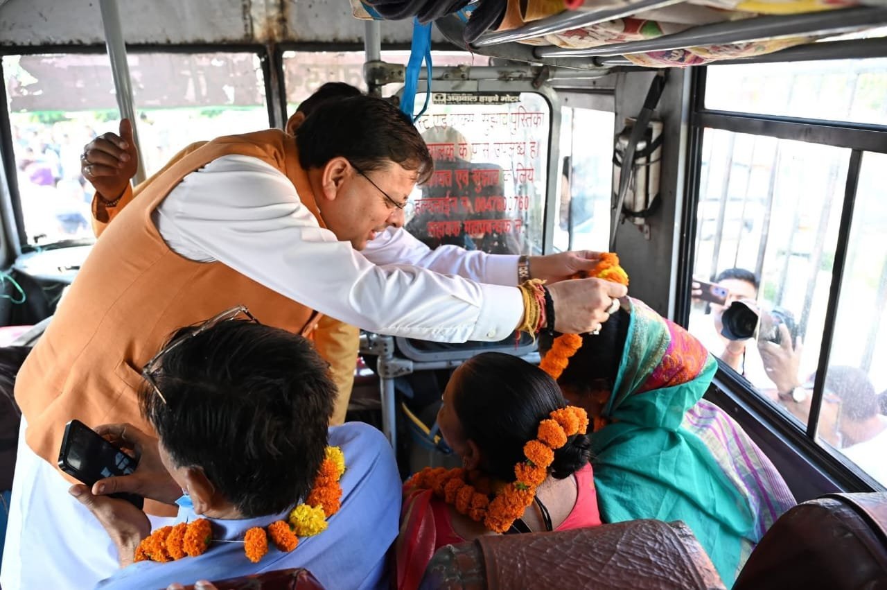 सीएम धामी ने श्रद्धालुओं के दल को गंगोत्री धाम के लिए किया रवाना