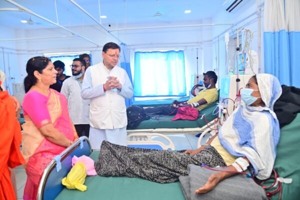मुख्यमंत्री पुष्कर सिंह धामी ने दीपक सावित्री ग्लोबल हॉस्पिटल एंड हार्ट केयर के डायलिसिस सेंटर में आयुष्मान कार्ड योजना का किया शुभारंभ