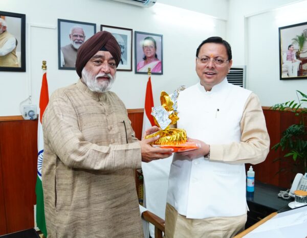 मुख्यमंत्री पुष्कर सिंह धामी से हेमकुंट साहिब मैनेजमेंट ट्रस्ट के अध्यक्ष नरेंद्र जीत सिंह बिंद्रा ने की भेंट, हेमकुंट साहिब यात्रा व्यवस्थाओं में सहयोग के लिये जताया आभार