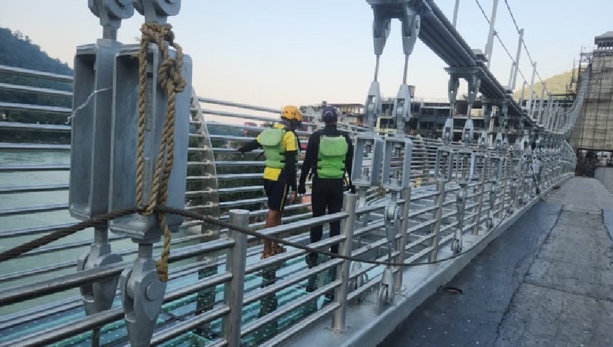 निर्माणाधीन बजरंग सेतु से युवक गंगा में गिरा, SDRF की खोज जारी