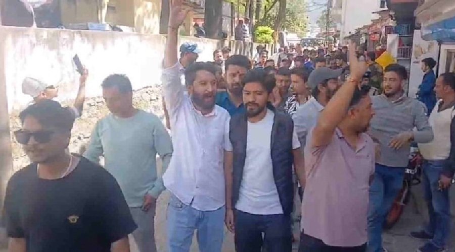 उत्तरकाशी में रेस्टोरेंट विवाद : रोटी पर थूकने का वीडियो वायरल, बाजार बंद और प्रदर्शन