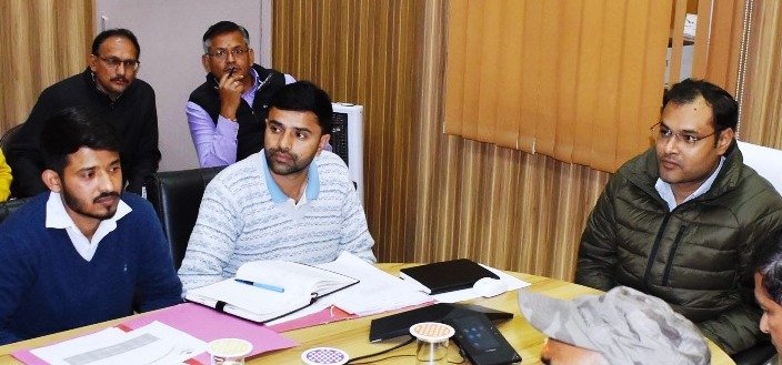 क्षतिग्रस्त पोल व झूलती तारों को करें दुरूस्त – डीएम गौरव कुमार