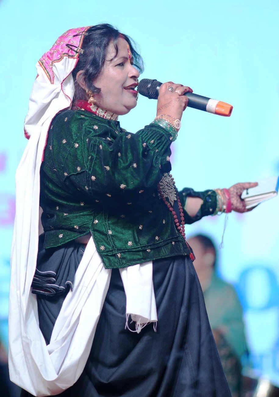 गौचर मेले की पहली सांस्कृतिक संध्या रही पम्मी के नाम