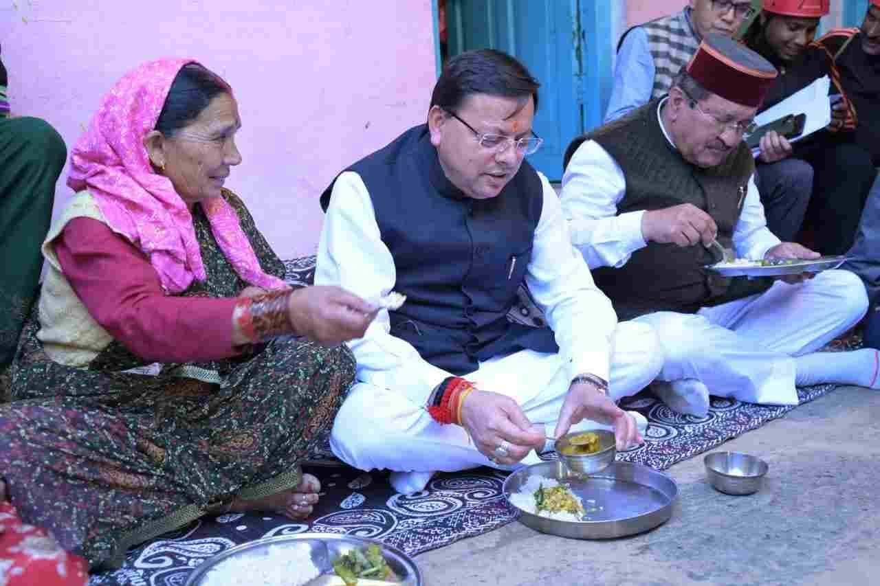 लोकपर्व इगास पर रुद्रप्रयाग के आपदा प्रभावित परिवारों के बीच पहुँचे सीएम धामी, आपदा प्रभावित क्षेत्र भौंर का किया स्थलीय निरीक्षण