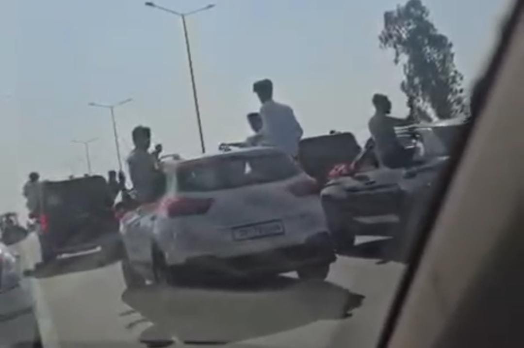 हाइवे पर बारातियों की कार से बाहर निकलकर हुड़दंग मचाने वाले युवकों का पुलिस ने काटा चालान