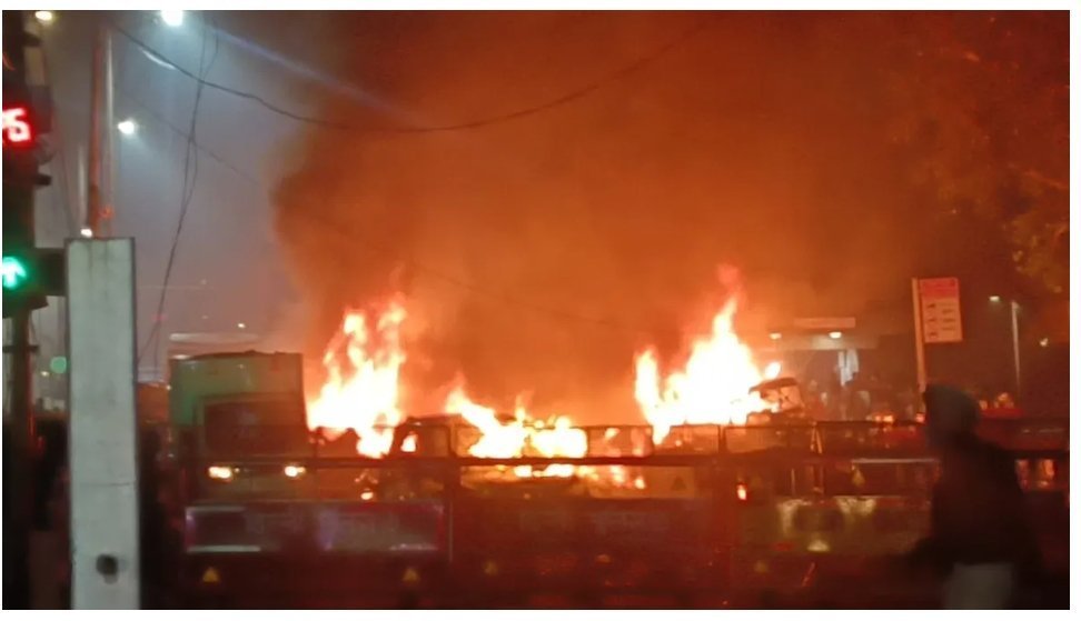 लाल किला मेट्रो स्टेशन के पास कार में धमाका, आठ की मौत, दहशत से कांपी दिल्ली!