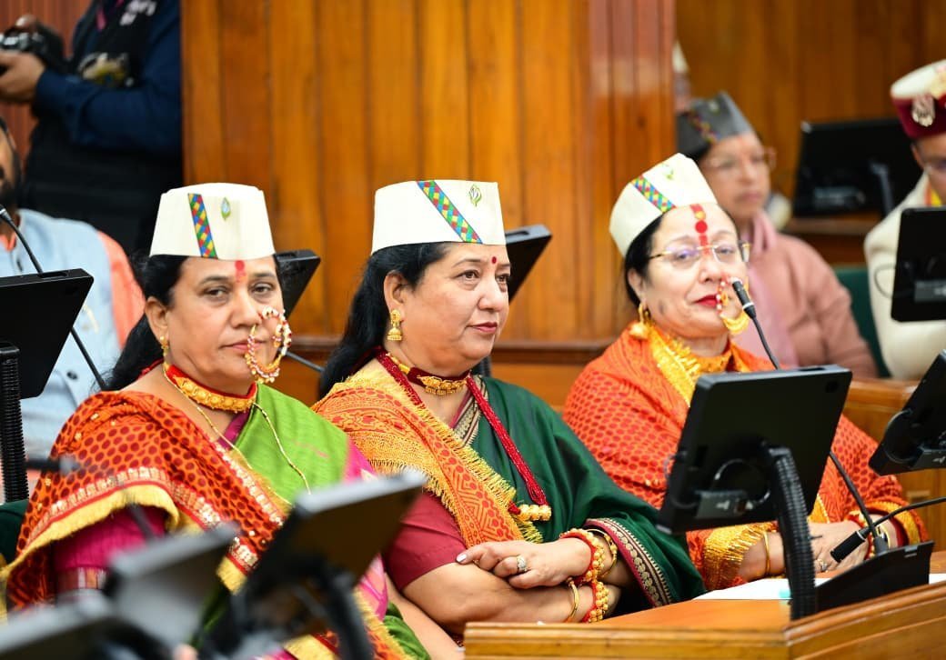 उत्तराखंड विधानसभा विशेष सत्र : पारंपरिक गहने पहनकर सत्र में पहुंची महिला विधायक