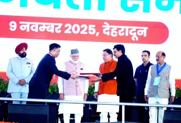 प्रधानमंत्री नरेंद्र मोदी की उपस्थिति में नैनी सैनी हवाई अड्डे, पिथौरागढ़ के अधिग्रहण के लिए एमओयू पर हस्ताक्षर