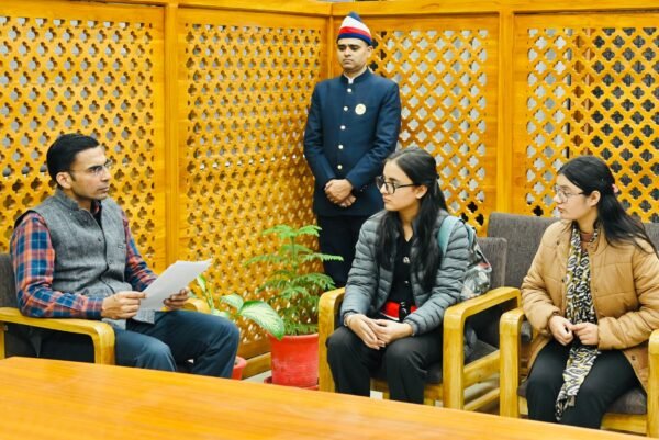 त्वरित न्याय का नया मॉडल : संकट में बेटियों का सहारा बने DM सविन बंसल, B.Com ऑनर्स में दिलाया तुरंत दाखिला, पिता की मृत्यु के बाद पढ़ाई और क़र्ज़ के बोझ से आया संकट, दिलाया समाधान!