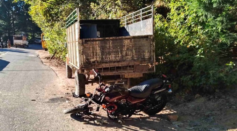 दर्दनाक सड़क हादसा : पिकअप से टकराई बाइक, 4 में से 2 की मौत, दो घायल