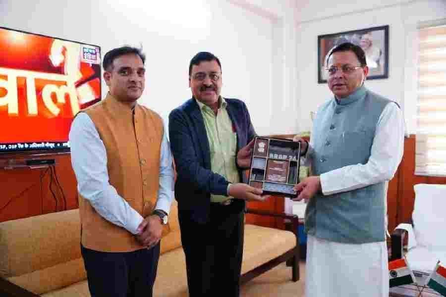 मुख्यमंत्री को सौंपा प्रदेश को राष्ट्रीय स्तर पर मिले व्यापार सुधार कार्य योजना के तहत टॉप अचीवर्स पुरस्कार