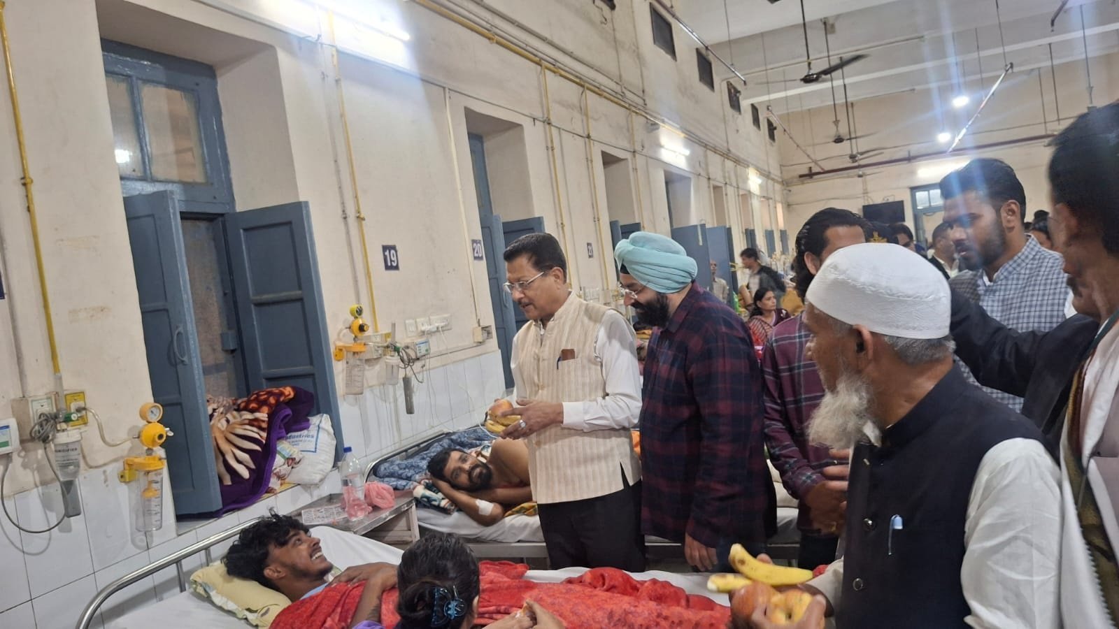 कांग्रेस का रजत जयंती समारोह, अस्पतालों में मरीजों को वितरित किए फल