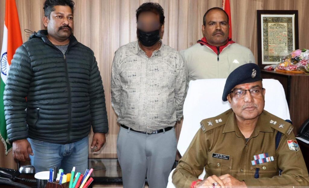 25 साल से फरार ईनामी आरोपित पुलिस ने धर दबोचा