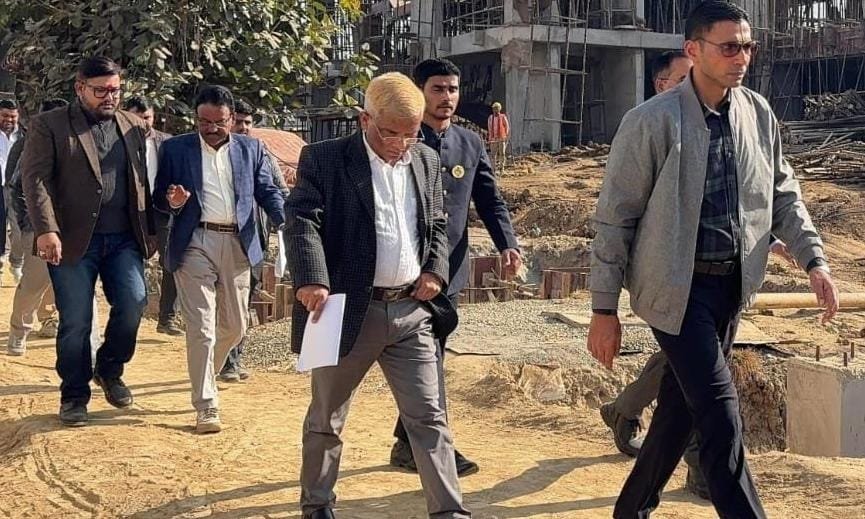 निर्माणाधीन ग्रीन बिल्डिंग पंहुचे डीएम सविन बंसल; कार्यों का किया निरीक्षण; धीमी प्रगति पर कार्यदायी संस्था के अधिकारियों को फटकार