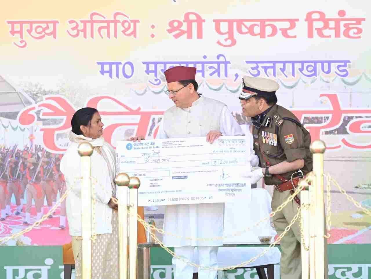 CM धामी ने होमगार्ड्स स्थापना दिवस पर रैतिक परेड का किया निरीक्षण, होमगार्ड्स स्वंयसेवकों के लिए की घोषणा