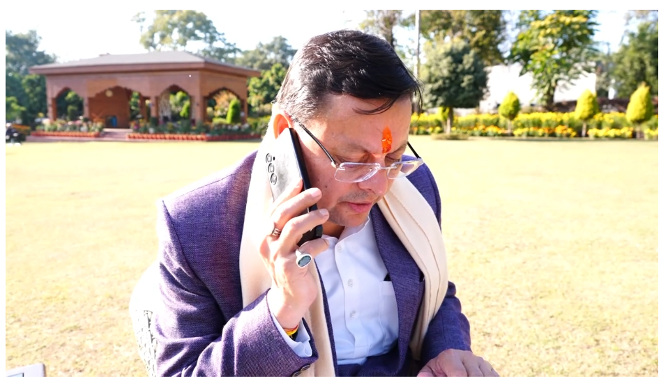 सीएम धामी ने भालू हमले के पीड़ितों से की बातचीत, साहसी छात्राओं दिव्या व दीपिका की बहादुरी को बताया गर्व का विषय