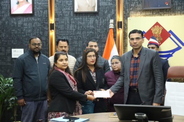 बैंक ऑफ बड़ौदा की मनमानी पर जिला प्रशासन का डंडा; बुजुर्ग विधवा कमलेश व असहाय पुत्री को मिला न्याय