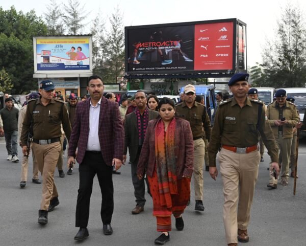 अवैध अतिक्रमण पर जिला प्रशासन का बुलडोजर एक्शन, फुटपाथ व सड़कों पर अवैध रूप से खड़े सैकड़ों दोपहिया-चौपहिया वाहन जब्त, कार्रवाई शुरू
