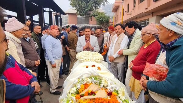 राजकीय सम्मान के साथ पूर्व विधायक घनसाली बलवीर सिंह नेगी का खड़खड़ी शमशान घाट पर किया गया अंतिम संस्कार