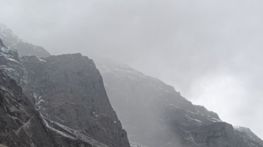 बारिश और बर्फबारी से उत्तराखंड में बदला मौसम,मसूरी, धनौल्टी और चकराता में सीजन की पहली बर्फ