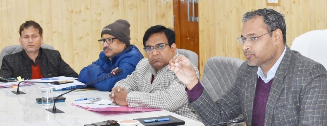 बैठक से नदारद अधिकारियों का डीएम गौरव कुमार ने किया जबाब तलब