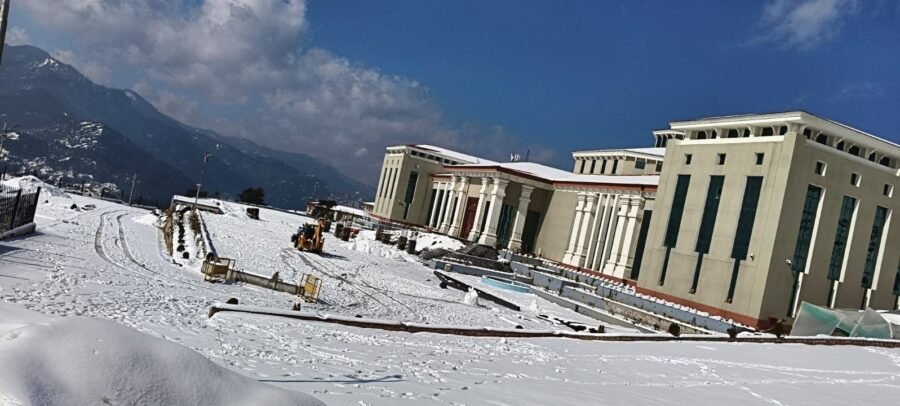 भराडीसैण विधानसभा परिसर भी हुआ बर्फवारी से लबालब