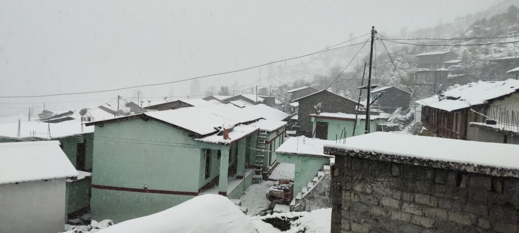 हिमालयी क्षेत्रों में बर्फवारी, निचली घाटियों में बारिश