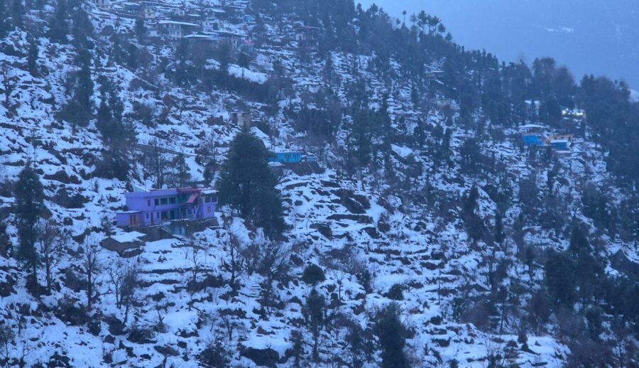 चमोली में भारी बर्फबारी से 77 गांव प्रभावित और कई मोटर मार्ग बंद