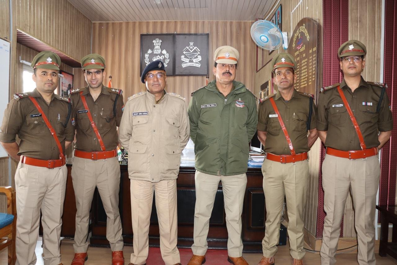 चमोली पुलिस के चार जवानों के कंधों पर एसपी ने सजाए “तरक्की के सितारे”