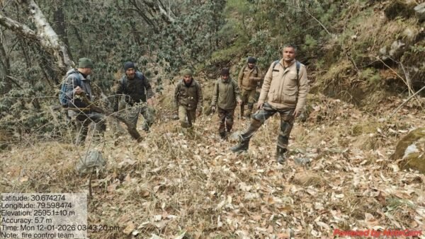 वनाग्नि पर काबू करने को विषम परिस्थितियों में वन विभाग के प्रयास जारी