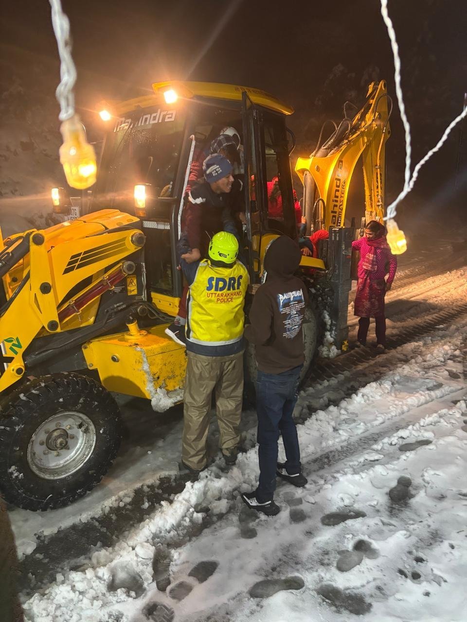 उत्तरकाशी में बर्फबारी से कई मार्ग प्रभावित, बर्फ हटाने का कार्य जारी