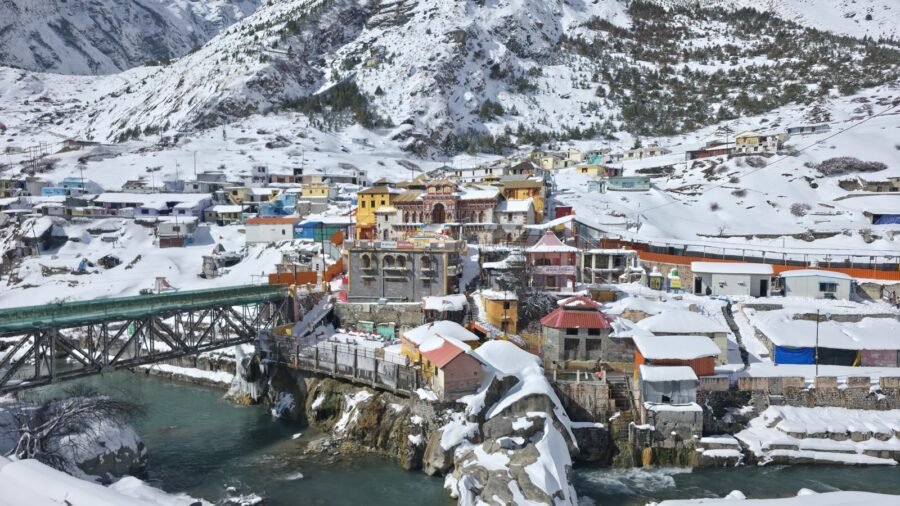 बद्री विशाल ने ओढ़ी बर्फ की सफेद चादर, चांदी की तरह चमक उठा धाम