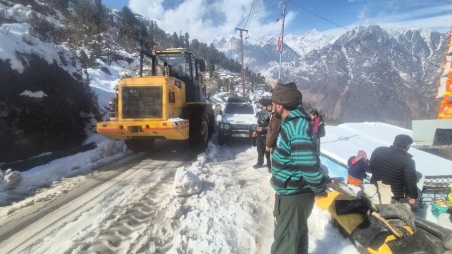 भारी बर्फबारी से थमे वाहनों के पहिए, BRO ने संभाला मोर्चा
