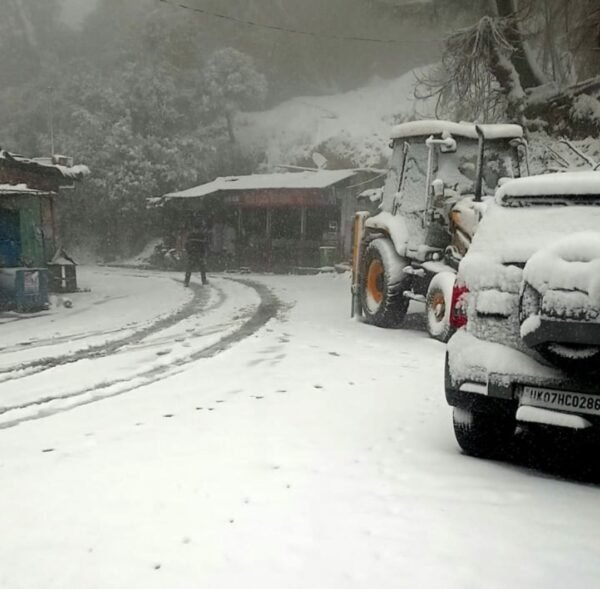 उत्तरकाशी में बर्फबारी जारी, कई मार्ग प्रभावित, विद्युत आपूर्ति बाधित