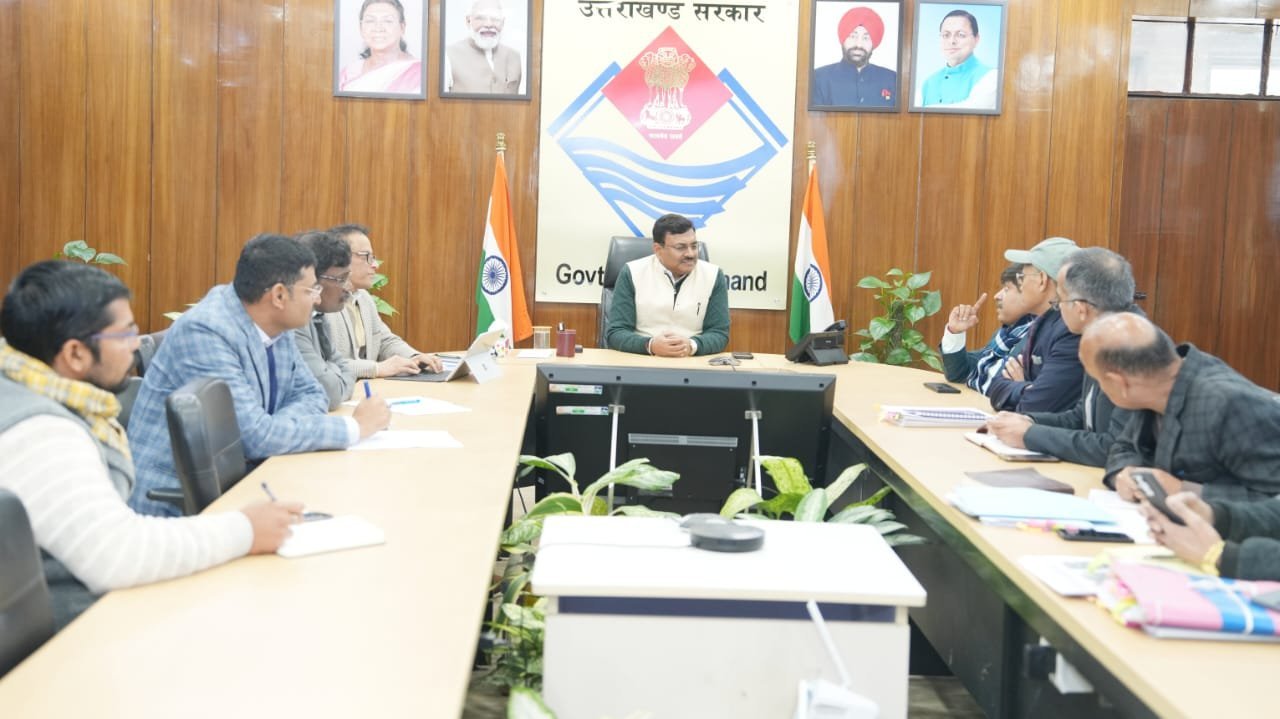 सेब की अति सघन बागवानी योजना पर मंथन, मुख्य सचिव ने अधिकारियों के साथ की समीक्षा बैठक