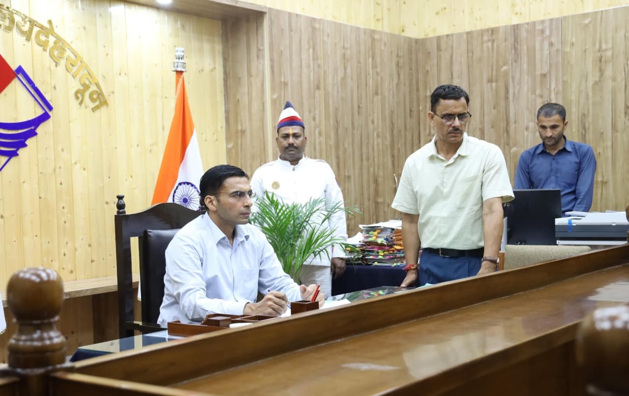 मां के पैरो में गिरकर माफी मांगो, वरना होगा जिला बदर – डीएम सविन बंसल