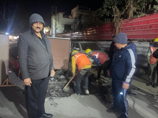 सीएम पुष्कर सिंह धामी के विजन को लगातार धरातल पर उतारते एमडी पिटकुल पी.सी. ध्यानी, आधी रात बिजली प्रोजेक्ट का किया औचक निरीक्षण, लापरवाही पर कार्यदायी संस्था को लगाई कड़ी फटकार