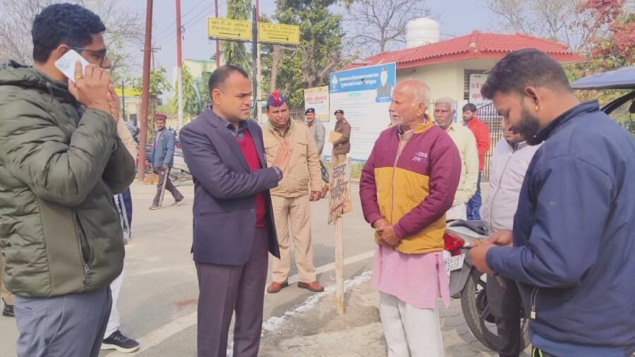 डीएम मयूर दीक्षित ने परिवहन कार्यालय का किया निरीक्षण, ई रिक्शा सत्यापन अभियान प्रगति की समीक्षा