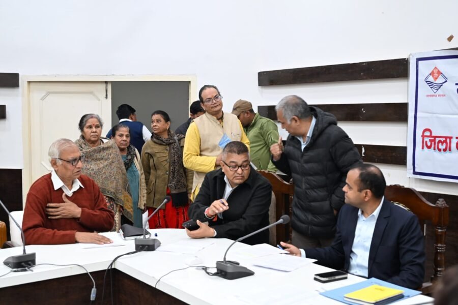 डीएम मयूर दीक्षित ने जनसुनवाई कार्यक्रम में सुनी जन समस्याएं, 51 शिकायतें दर्ज, 28 का मौके पर ही निस्तारण